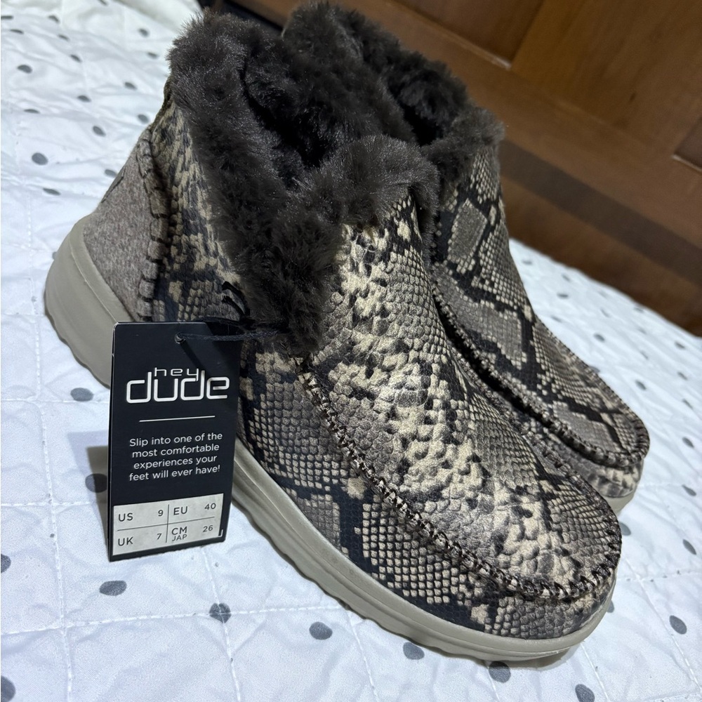 Hey Dude Tan Denny Python Stretch Slip On Women’s Comfort Boots Size 9